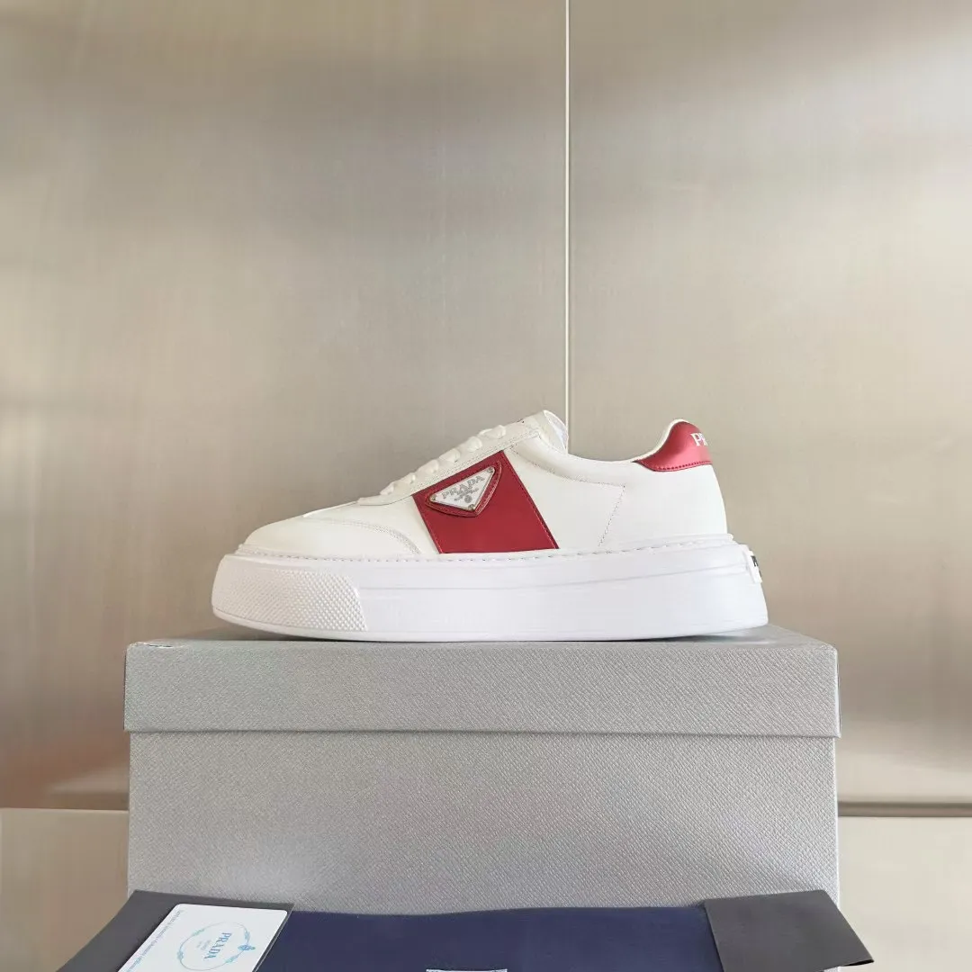 👟👟Ex-factory price 600👟👟 Couple model Prada Latest Couple model Triangle logo Thick sole Casual white shoes Sneakers Original purchase development and production This sneaker combines simple lines and distinctive details into a modern design. The leather upper presents a refined silhouette, with the Prada contrasting logo embellished on the tongue and side inserts. Exquisite packaging at the delivery counter 🛍📦 ▪️Fabric: Original custom imported cowhide material ▪️Lining: Original custom made soft sheepskin ▪️Sole: Original molded non-slip rubber outsole ▪️Sole thickness: 4CM ▪️Size: Women's 35-40 / Men's 39-45